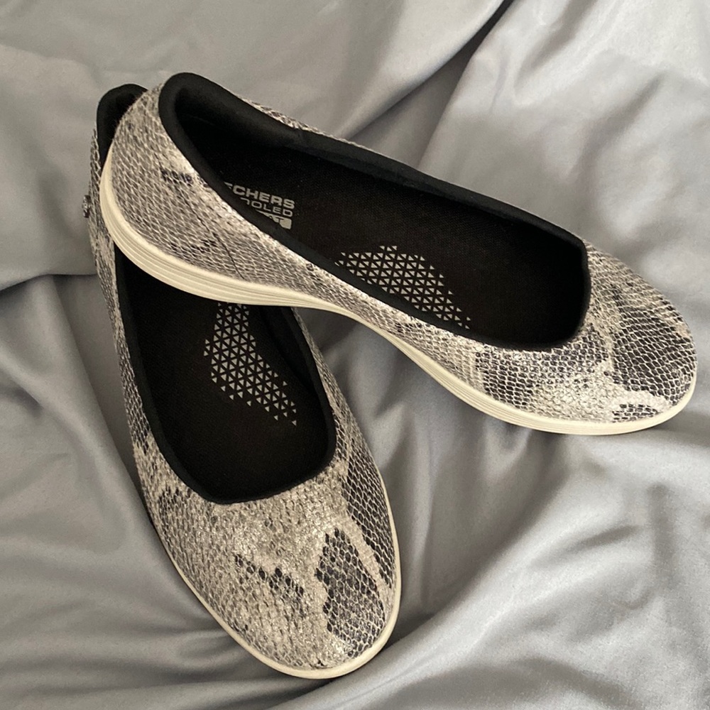 Sketchers Flat Slip On Snake Print Gray Black Air Cooled Goga Mat Size 7